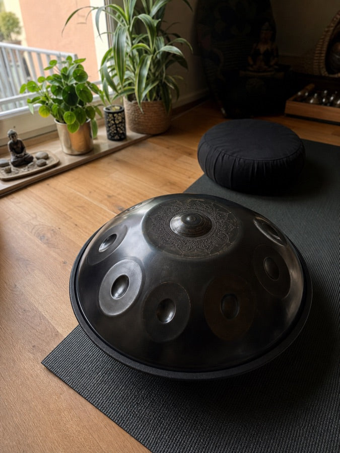 Kundenfoto einer Handpan im Wohnzimmer