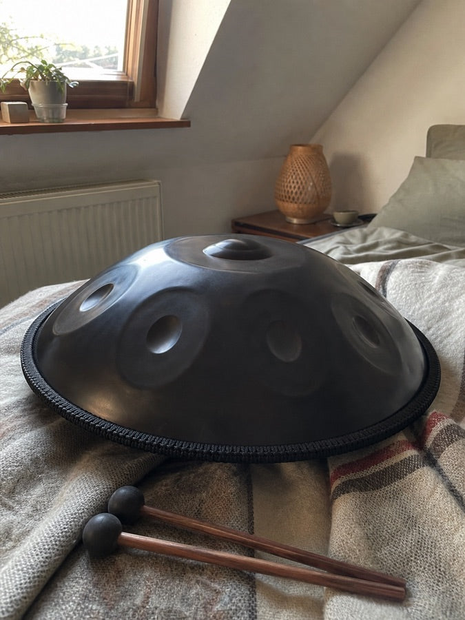 Kundenfoto einer Handpan am Fenster