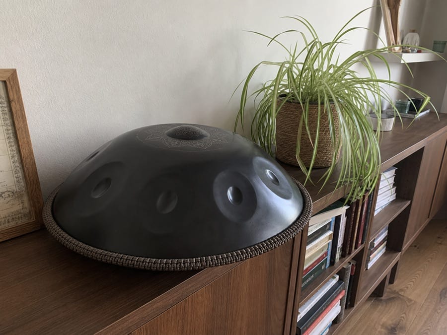 Kundenfoto einer Handpan im Wohnzimmer