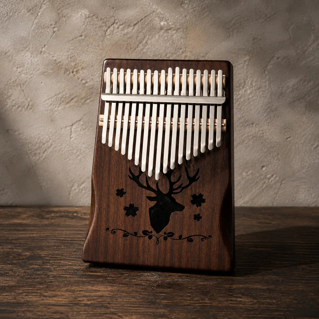 Kalimba 17 Tasten - Mahagoni, Hirsch-Gravur - Variante 4 - Hauptansicht