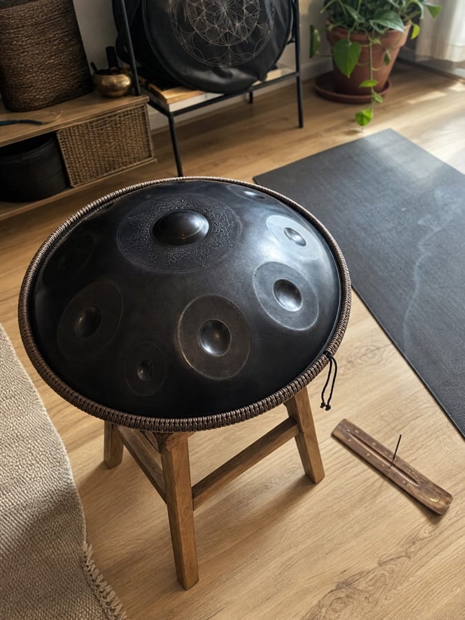 Kundenfoto einer Handpan am Fenster
